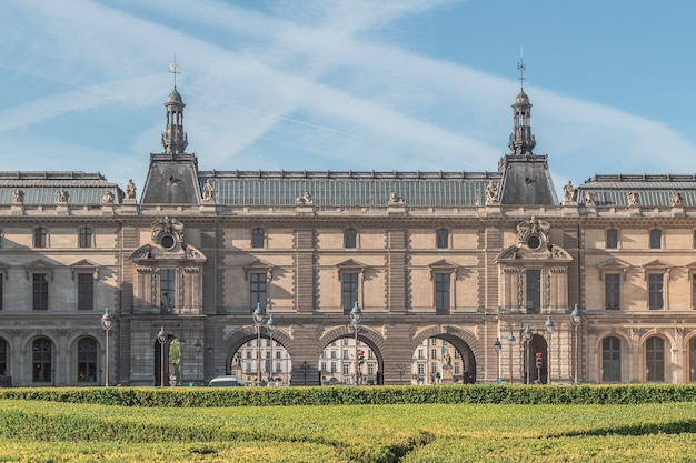 O louvre em paris o maior museu do mundo a pirâmide do louvre Foto