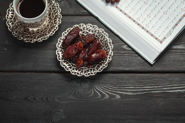 O sagrado alcorão aberto com tasbih / rosário close-up Foto Premium