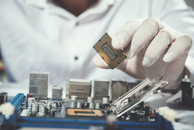 O técnico consertando o computador, hardware de computador, consertando, atualize e tecnologia Foto gratuita