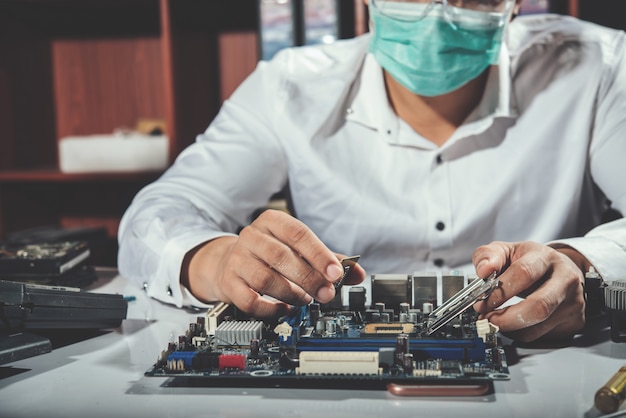 O técnico consertando o computador, hardware de computador, consertando, atualize e tecnologia Foto gratuita