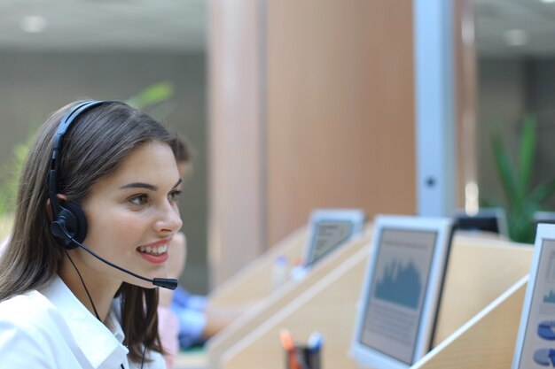 Operadora De Suporte Ao Cliente Feminino Com Fone De Ouvido E Sorrindo Foto Premium 1120