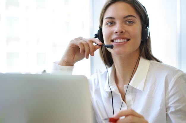 Operadora De Suporte Ao Cliente Feminino Com Fone De Ouvido E Sorrindo Foto Premium 1754