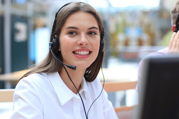 Operadora De Suporte Ao Cliente Feminino Com Fone De Ouvido E Sorrindo Foto Premium 0937