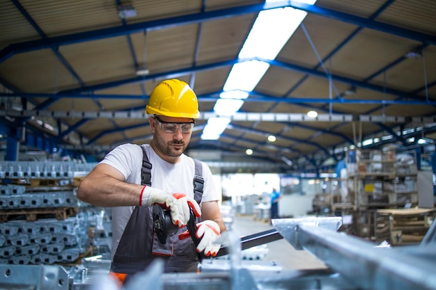 Operário De Fábrica Trabalhando Em Galpão De Produção Industrial Foto