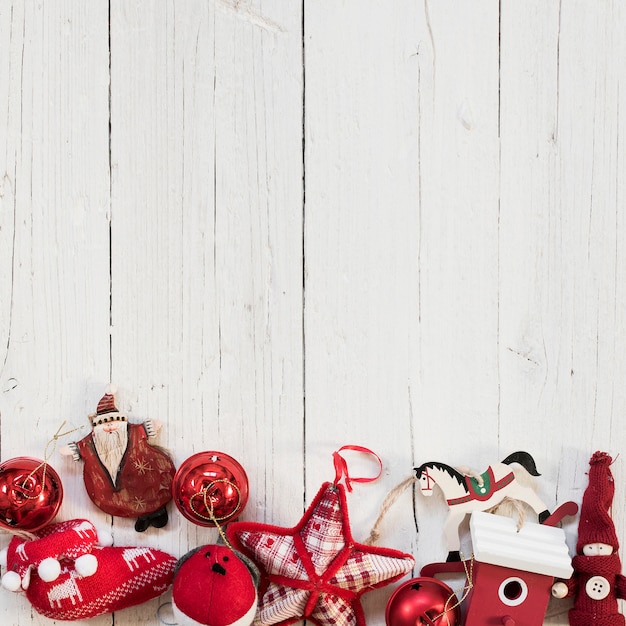 Ornamentos vermelhos com espaço vazio no topo Foto gratuita