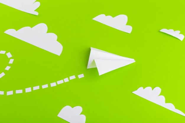 Os aviões de papel conectaram com as linhas pontilhadas no fundo verde. conceito de negócios Foto Premium