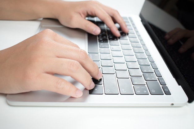 Os programadores têm experiência em fazer negócios em um computador laptop em desenvolvimento, escrevendo software. Foto Premium