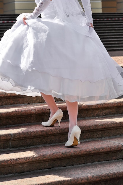 Os sapatos da noiva estão sujos Foto Premium