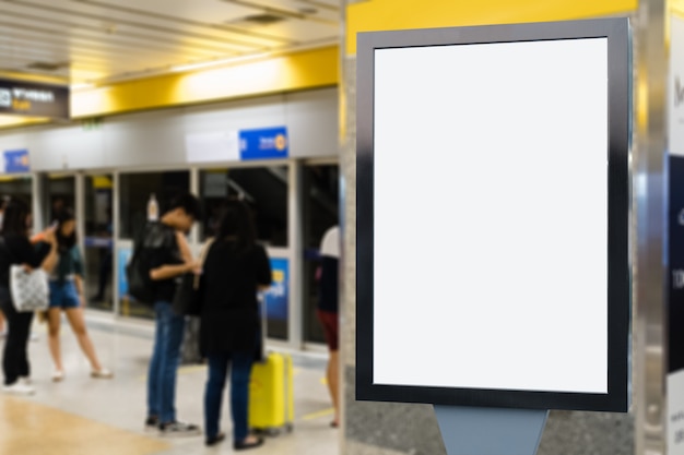 Outdoor de publicidade em branco no aeroporto. Foto Premium