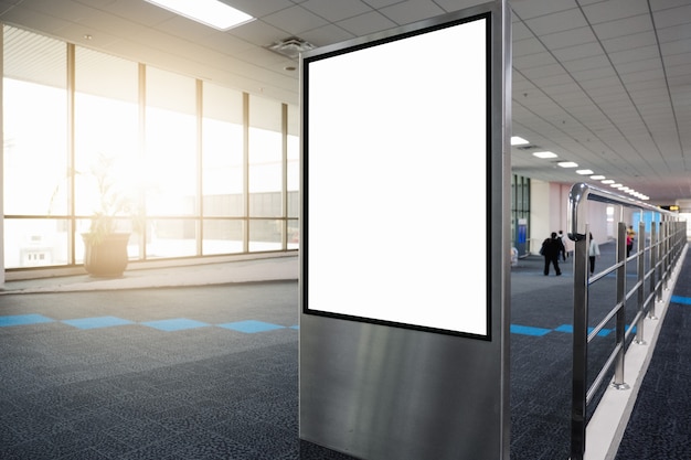Outdoor de publicidade em branco no aeroporto. Foto Premium