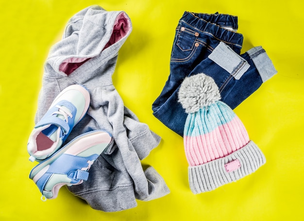 Outono crianças pano conceito, roupas quentes de outono infantil Foto Premium