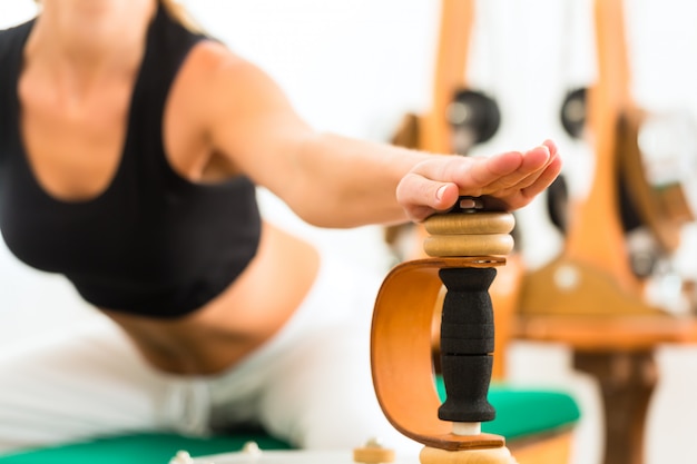 Paciente Na Fisioterapia Fazendo Exercícios Físicos | Foto Premium