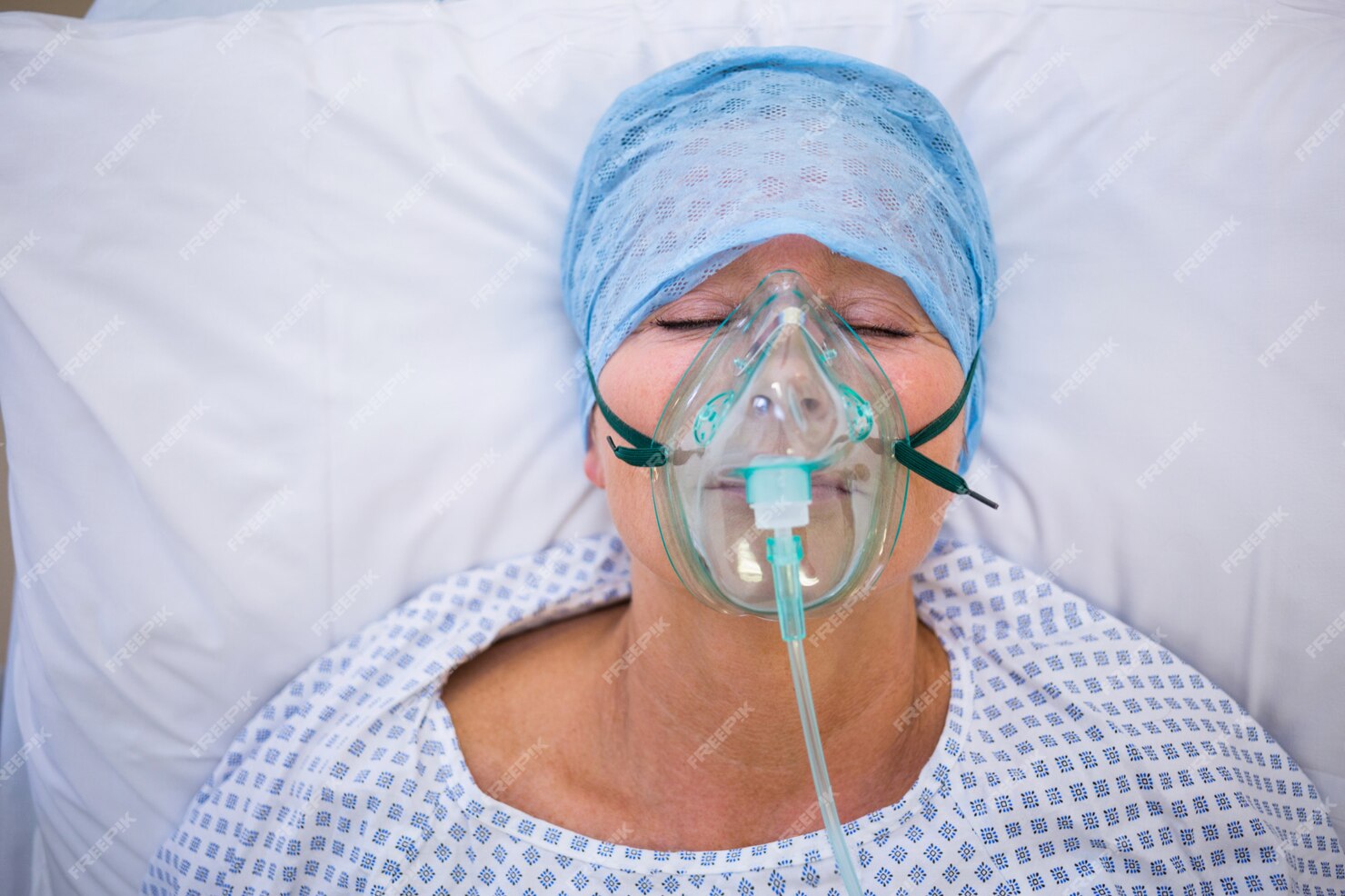 Paciente Usando Máscara De Oxigênio Deitado Na Cama Do Hospital Foto Premium 2619