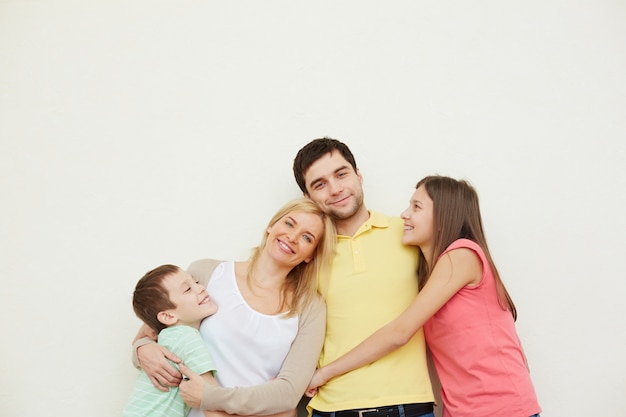 Pai amoroso com sua família Foto gratuita