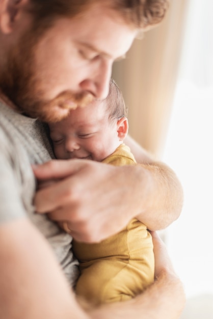 Pai de close-up com seu bebê Foto gratuita
