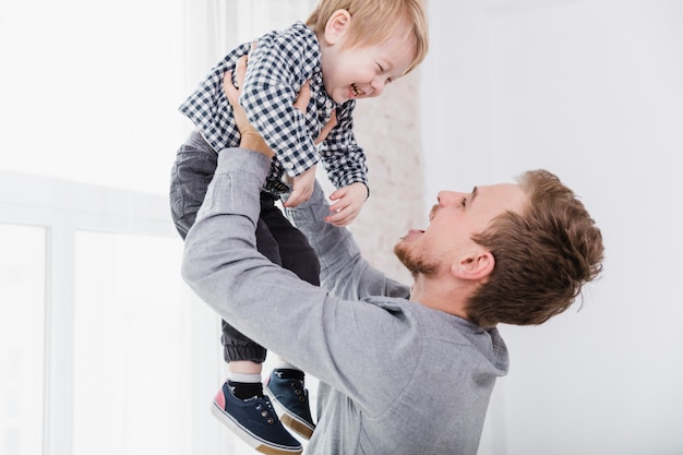 Pai E Filho Brincando Juntos No Dia Dos Pais Foto Grátis 5814