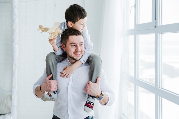 Pai e filho brincando juntos no dia dos pais | Foto Grátis