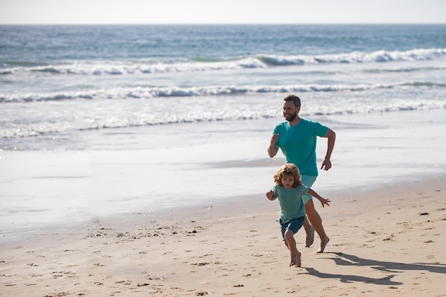 Pai E Filho Correndo Na Praia Esporte E Estilo De Vida Saud Vel