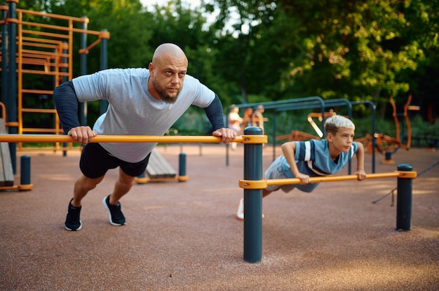 Pai E Filho Fazendo Exercício Treinamento Esportivo No Playground Ao Ar Livre A Família Leva