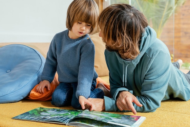 Pai E Filho Lendo Um Livro | Foto Grátis