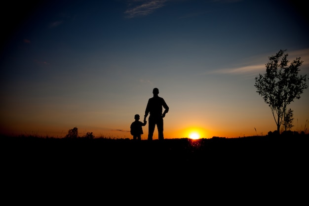 Pai e filho, olhando para o futuro, conceito de silhueta | Foto ...