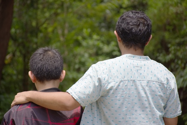 Pai Está Abraçando Seu Filho E Falou Calorosamente Foto Premium