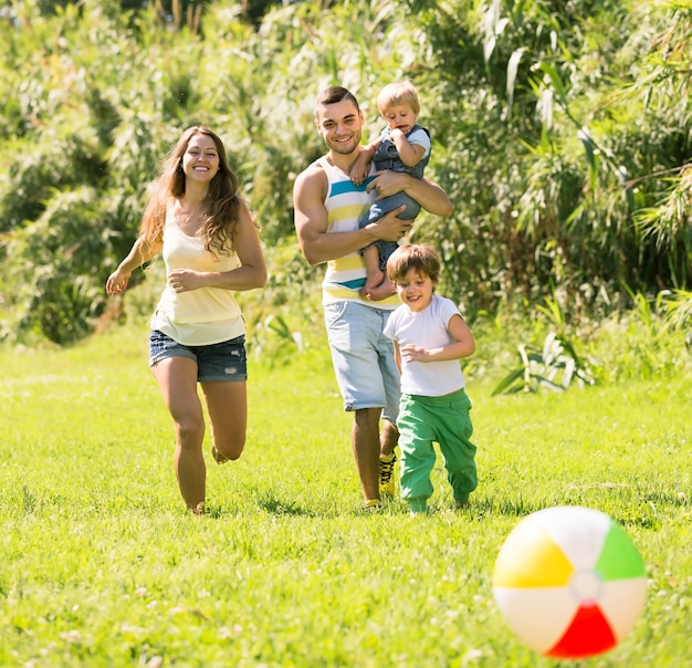 Pais com filhas pequenas ao ar livre Foto gratuita