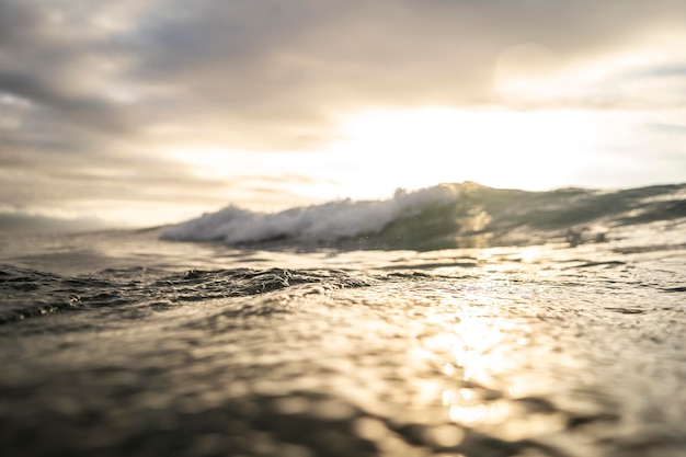Paisagem do mar com ondas Foto gratuita