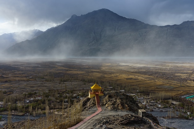 Paisagem do monastério de diskit no vale de nubra de ladakh, kashmir, india. Foto Premium