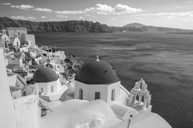 paisagem urbana da cidade de oia na ilha de santorini na grécia mar