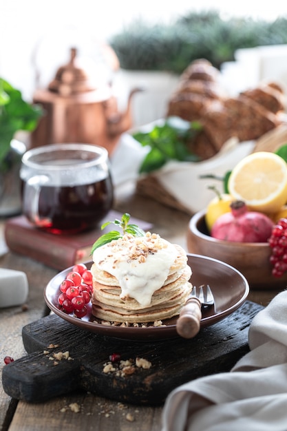 Panquecas doces com bagas de groselha e molho | Foto Premium