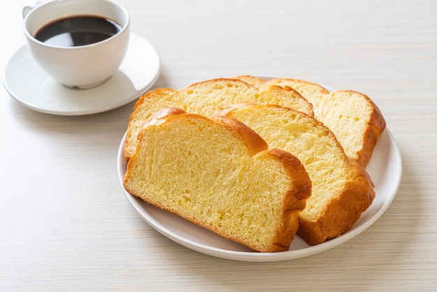 Pao De Batata Doce Com Cafe No Cafe Da Manha Foto Premium