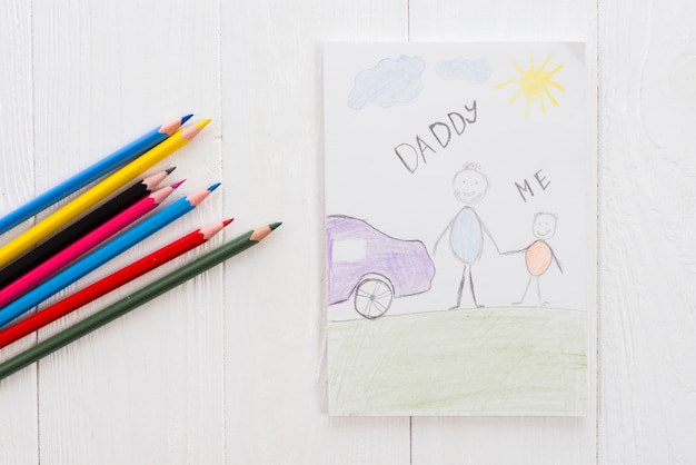 Papai e eu inscrição com lápis na mesa Foto gratuita