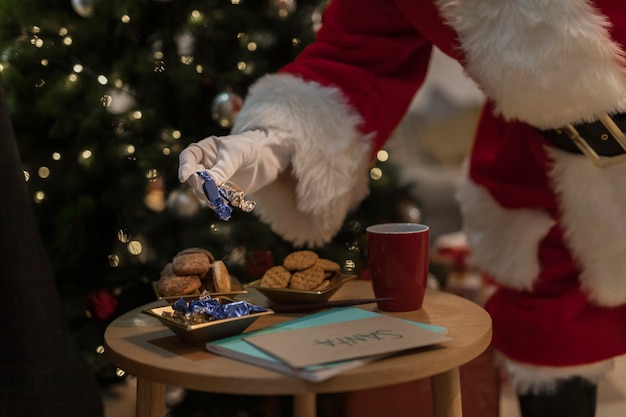 Papai noel com biscoitos de natal Foto gratuita