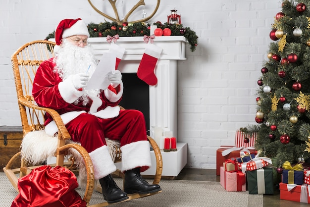 papai-noel-sentado-na-cadeira-de-balanco
