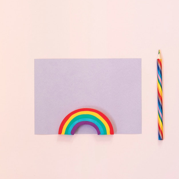 Papel com apagamento de arco-íris e lápis Foto gratuita