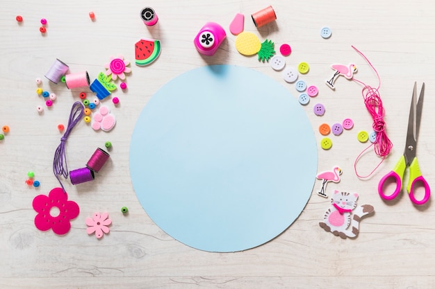 Papel em branco azul circular com elementos decorativos em pano de fundo texturizado Foto gratuita
