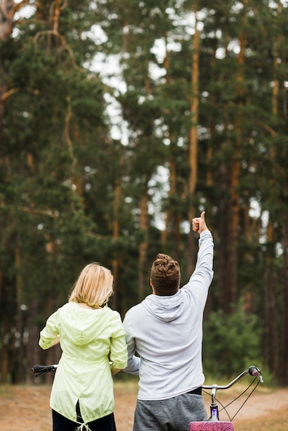 Par, com, bicycles, com, floresta, fundo Foto gratuita