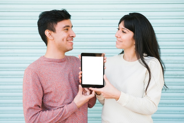 Par feliz, mostrando, tablete digital Foto gratuita