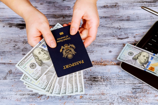 Passaportes com notas de dólar fechadas com um turismo turístico. viagem. Foto Premium