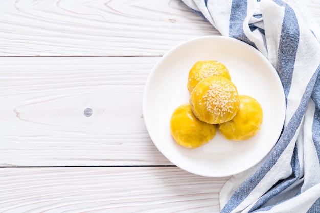 Pastelaria chinesa ou bolo de lua recheada com pasta de feijão mungo e gema de ovo salgada Foto Premium