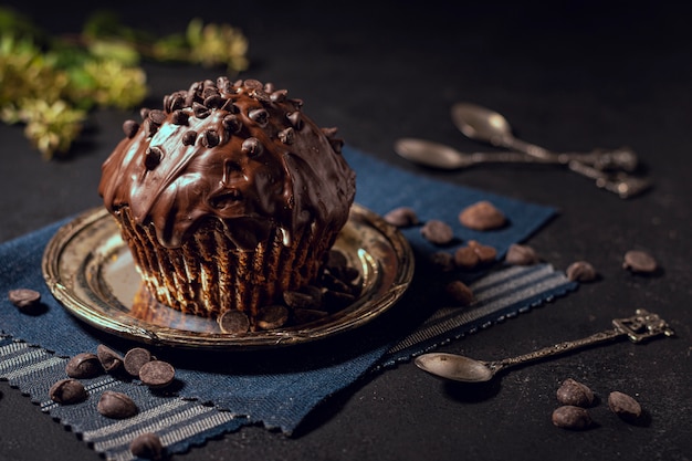 Pedaços de chocolate com muffin vitrificado Foto gratuita
