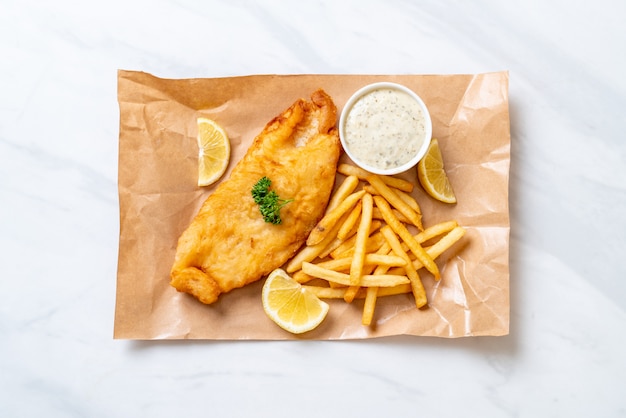 Peixe e batatas fritas com batatas fritas Foto Premium