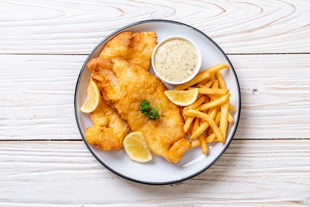 Peixe e batatas fritas com batatas fritas Foto Premium