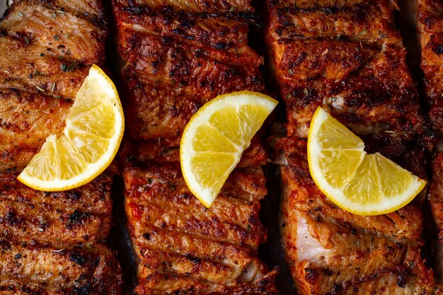 Peixe fresco grelhado textura. salmão grelhado com uma fatia de limão suculento Foto Premium