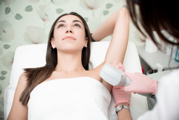 Pele lisa sob os braços. mulher na depilação a laser, cuidados com o corpo. Foto Premium