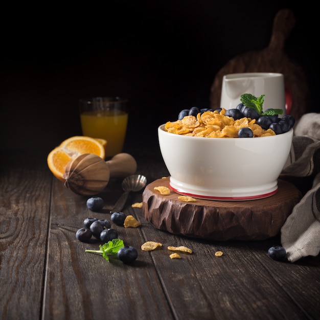 Pequeno-almoço saudável com flocos de milho e bagas Foto Premium