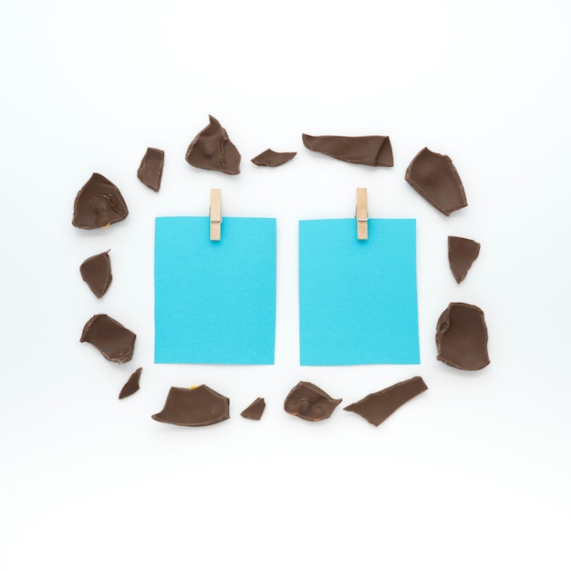 Pequenos papéis com chocolate rachado na mesa Foto gratuita