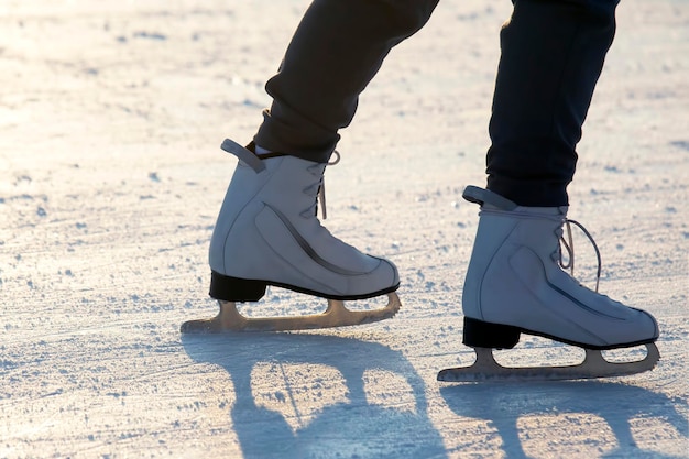 Pernas De Uma Garota Patinando No Gelo Em Uma Pista De Gelo