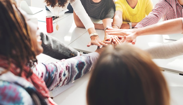 Pessoas com as mãos unidas como uma equipe Foto gratuita